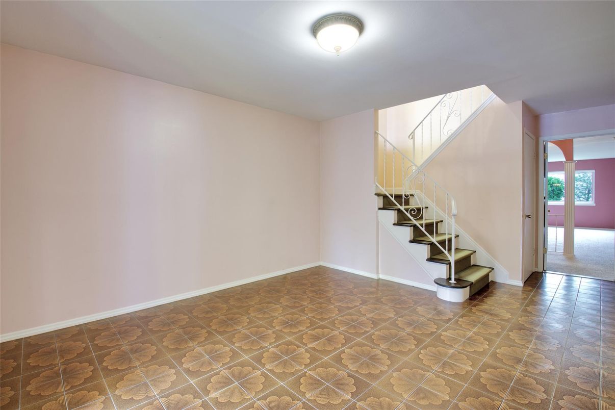 Empty room, Interior