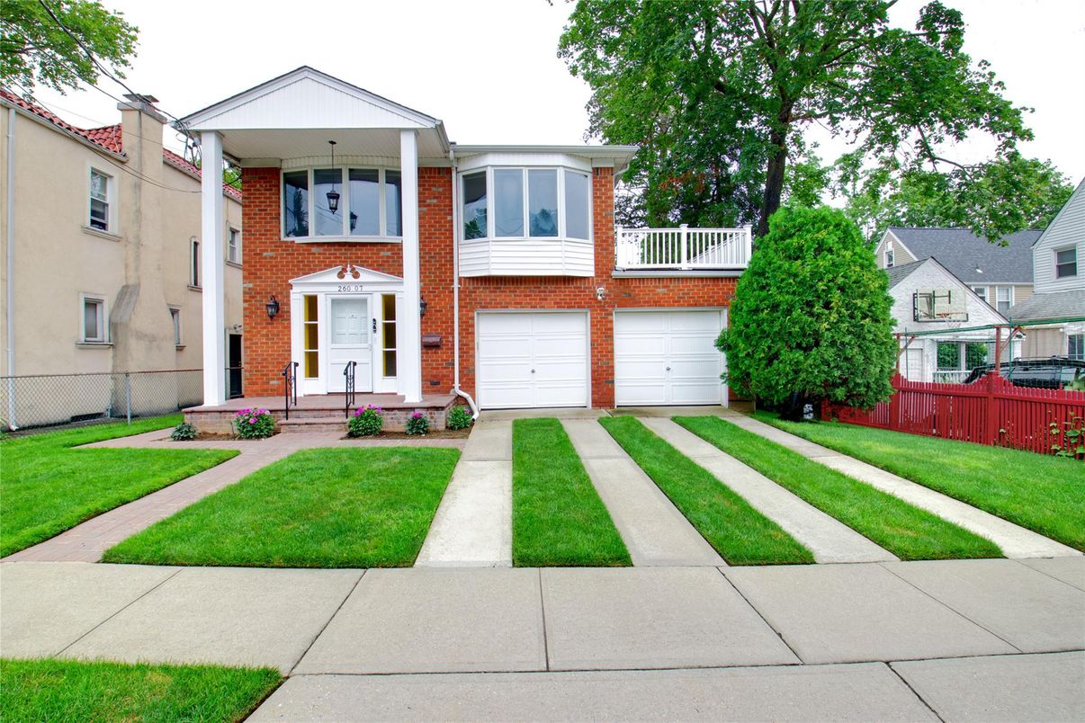 Attached, Exterior, Facade, Brick Facade, Rowhouse