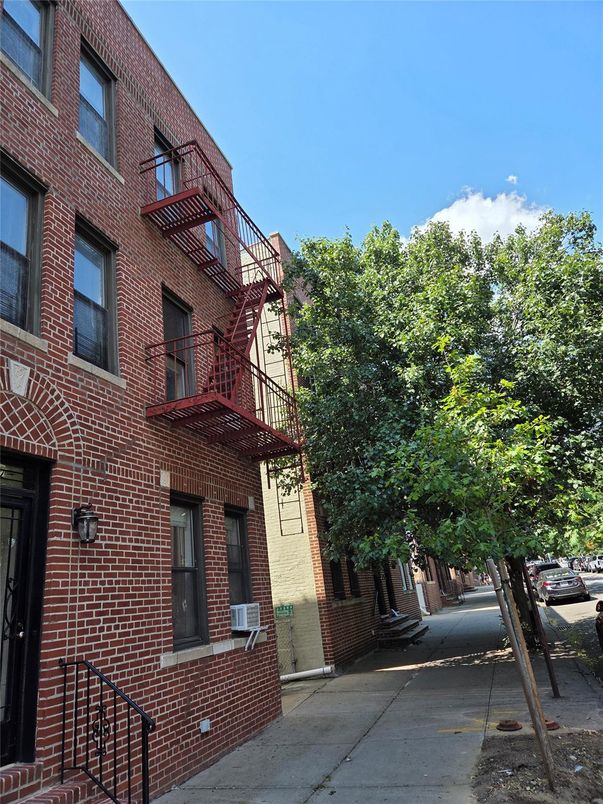 Exterior, Facade, Brick Facade, Rowhouse