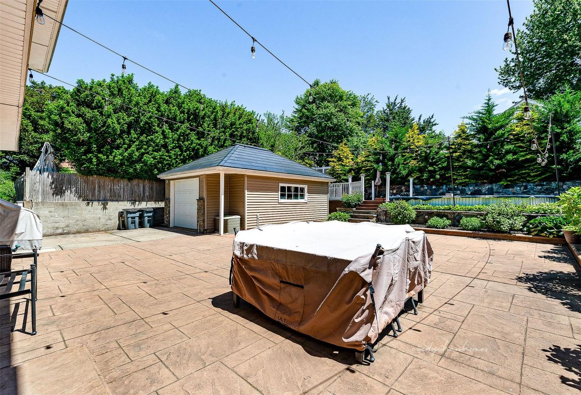 Detached Garage, Exterior, Hot Tub