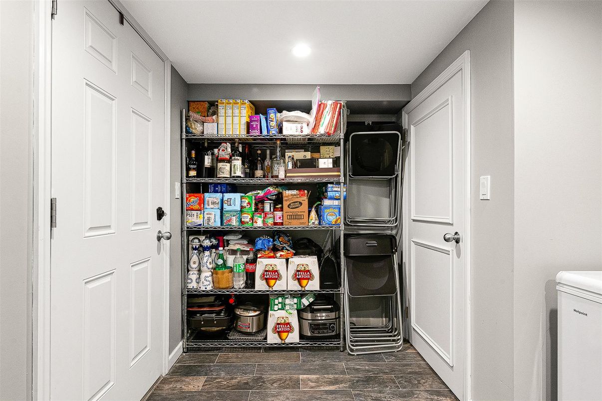 Interior, Recessed Lighting, Washer, Wood Texture Flooring