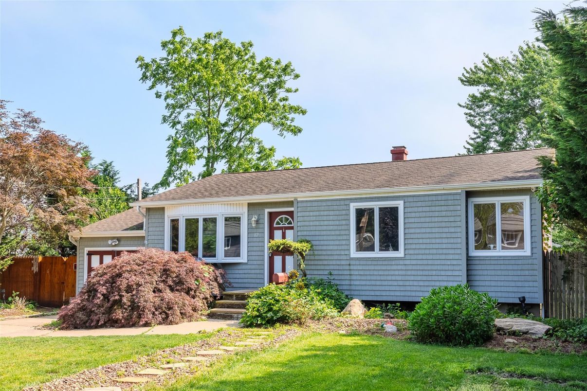Attached, Exterior, Facade, Cape Cod
