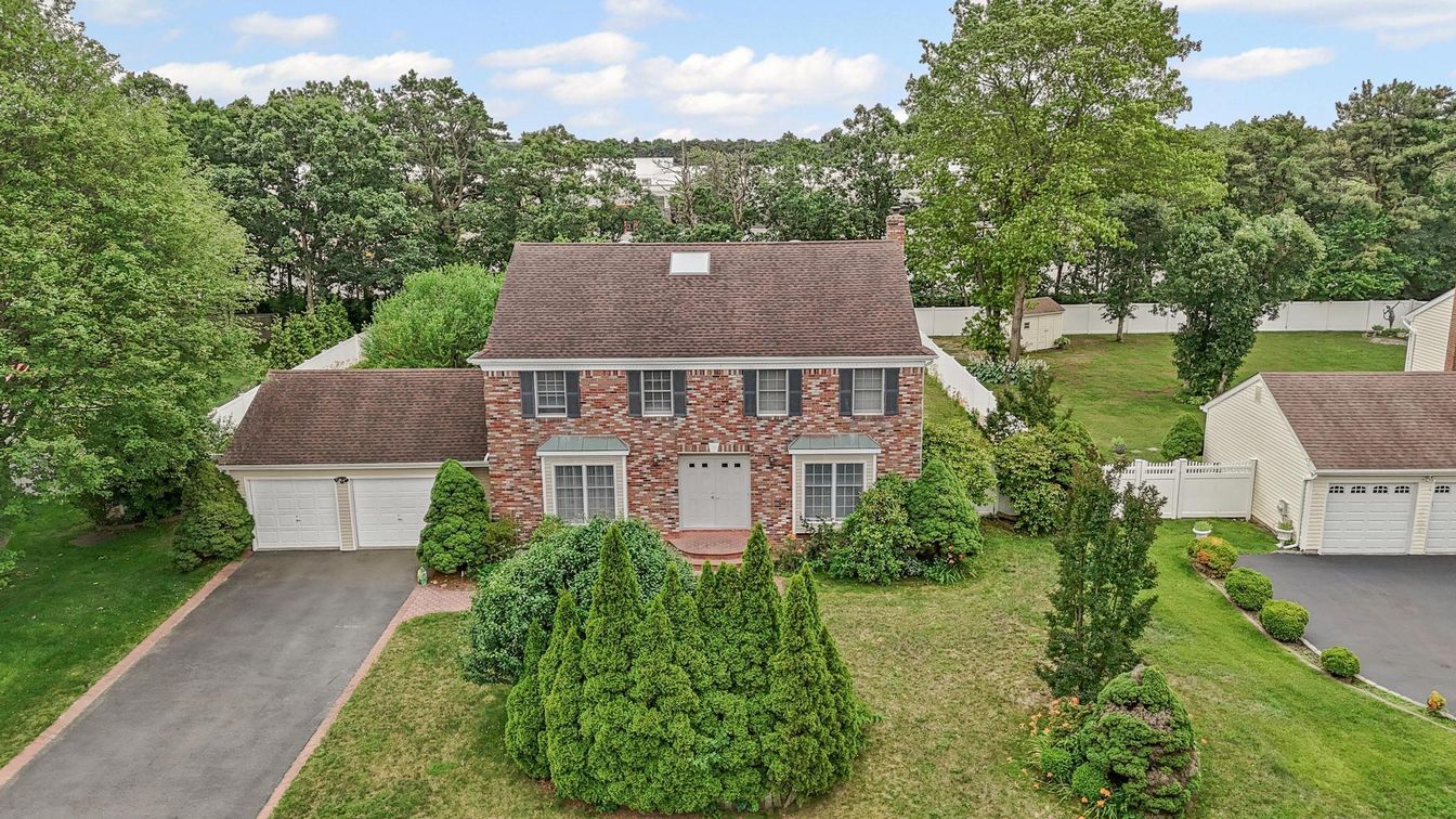 Attached, Exterior, Facade, Brick Facade, Georgian