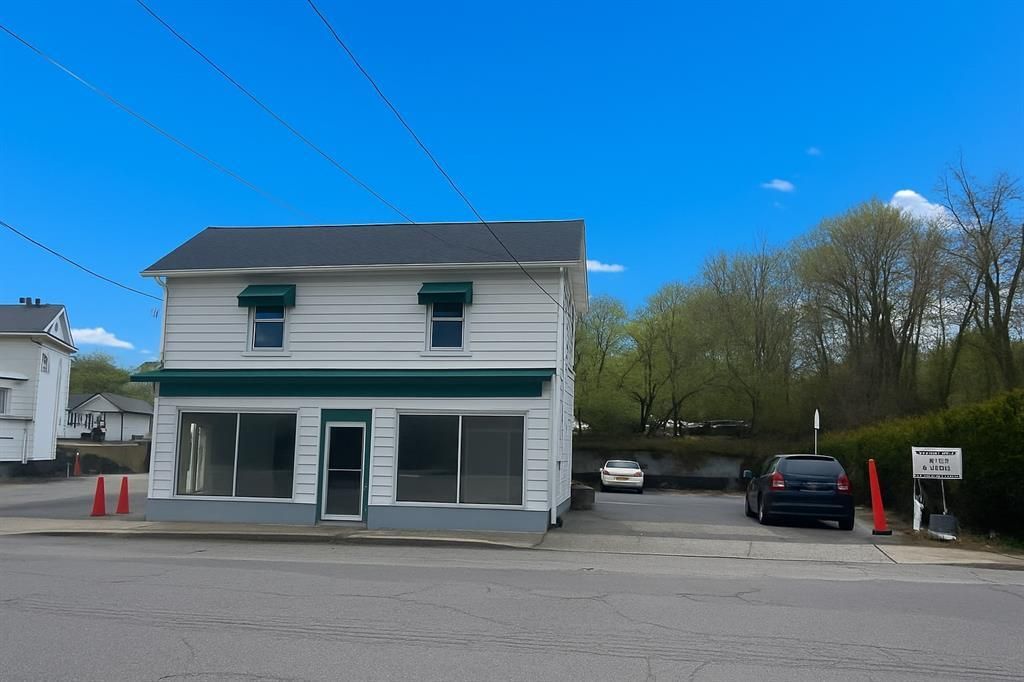 Exterior, Facade, American Foursquare