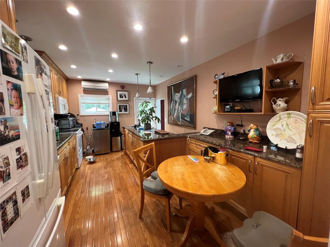 Dining room, Interior, Kitchen, Pendant Lights, Recessed Lighting, Wood Texture Flooring