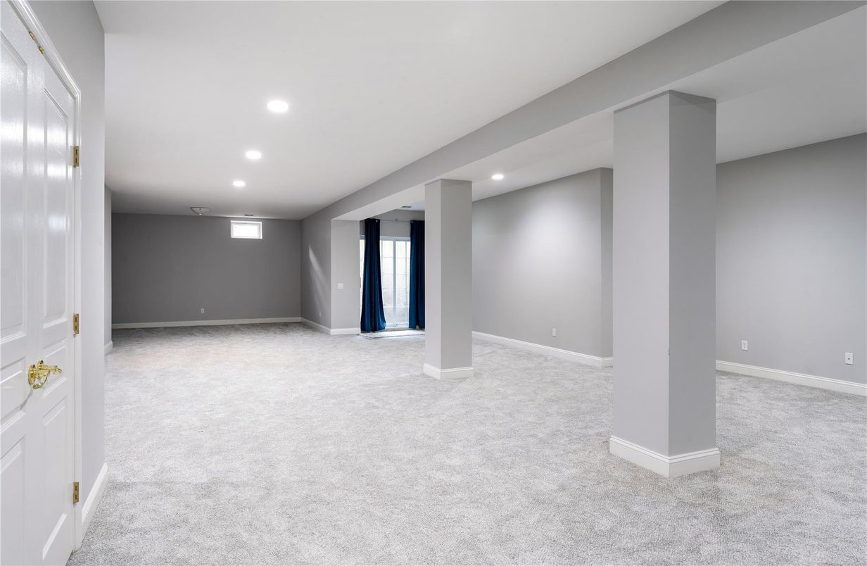 Empty room, Interior, Recessed Lighting