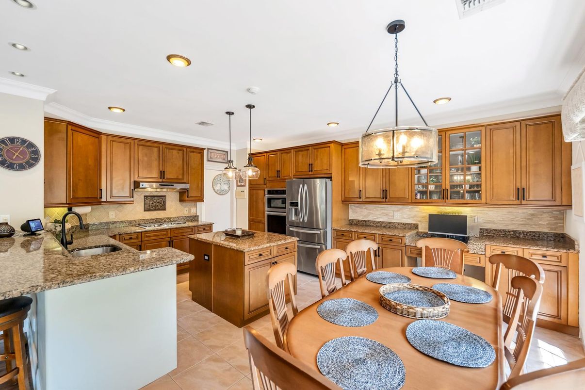 Dining room, Interior, Kitchen, Pendant Lights, Recessed Lighting, Stainless Steel Appliances