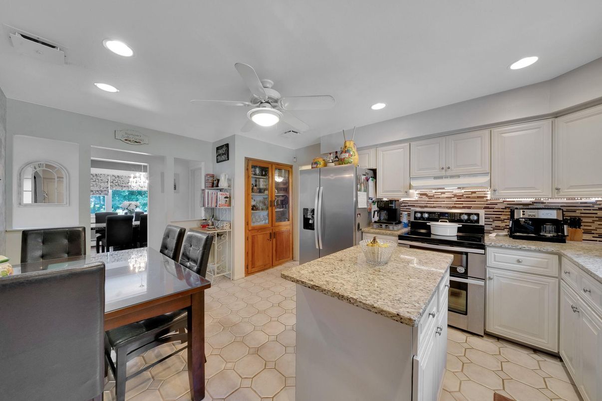 Dining room, Interior, Kitchen, Recessed Lighting, Stainless Steel Appliances
