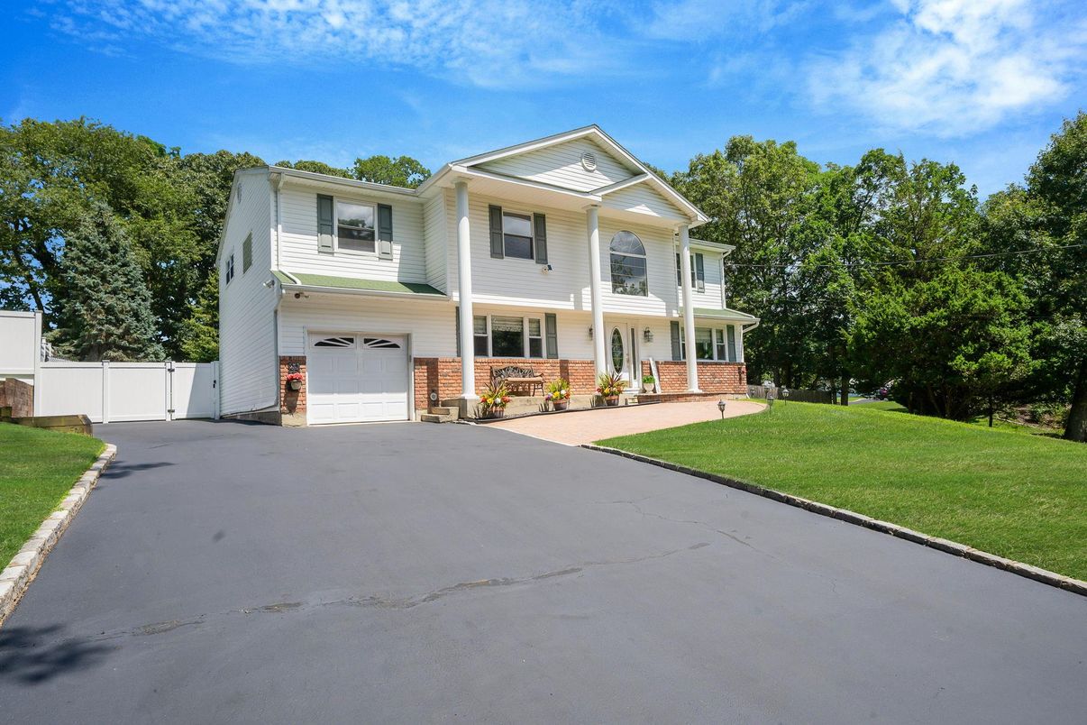 Attached, Exterior, Facade, Farmhouse