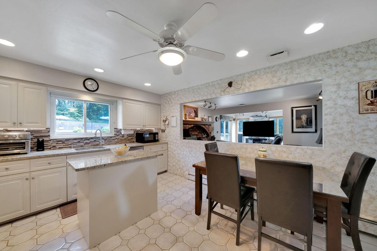 Dining room, Interior, Kitchen, Recessed Lighting