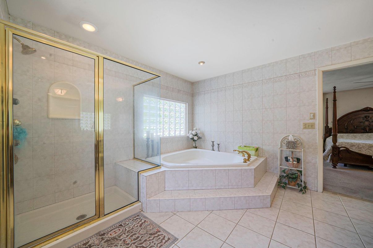 Bathroom, Bedroom, Glass Shower, Interior, Recessed Lighting