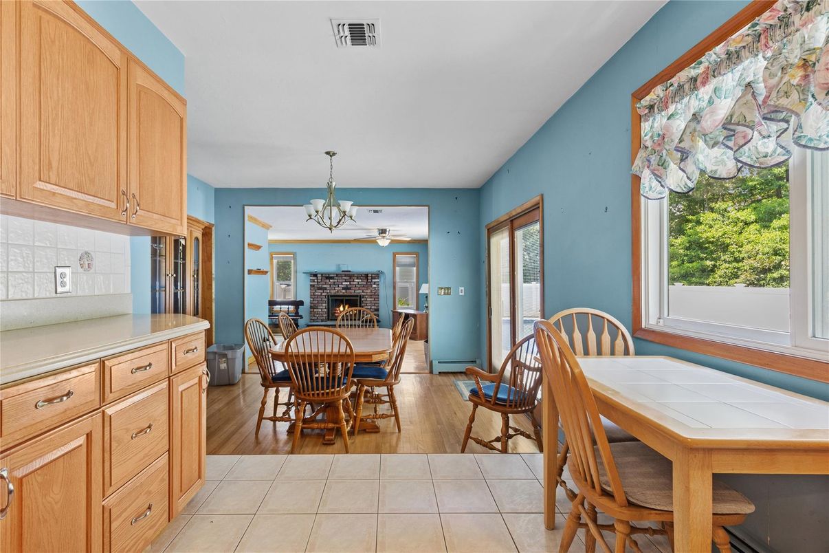 Chandelier, Dining room, Fireplace, Interior, Wood Texture Flooring