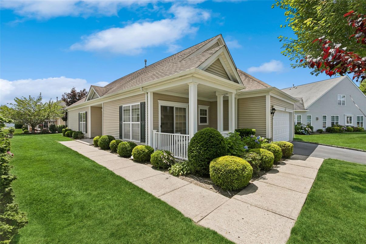 Attached, Exterior, Facade, Cape Cod
