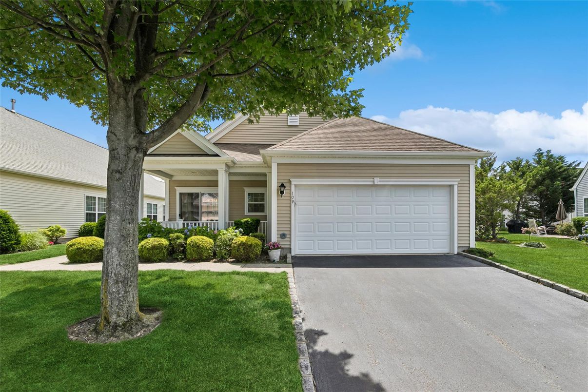 Attached, Exterior, Facade, Ranch