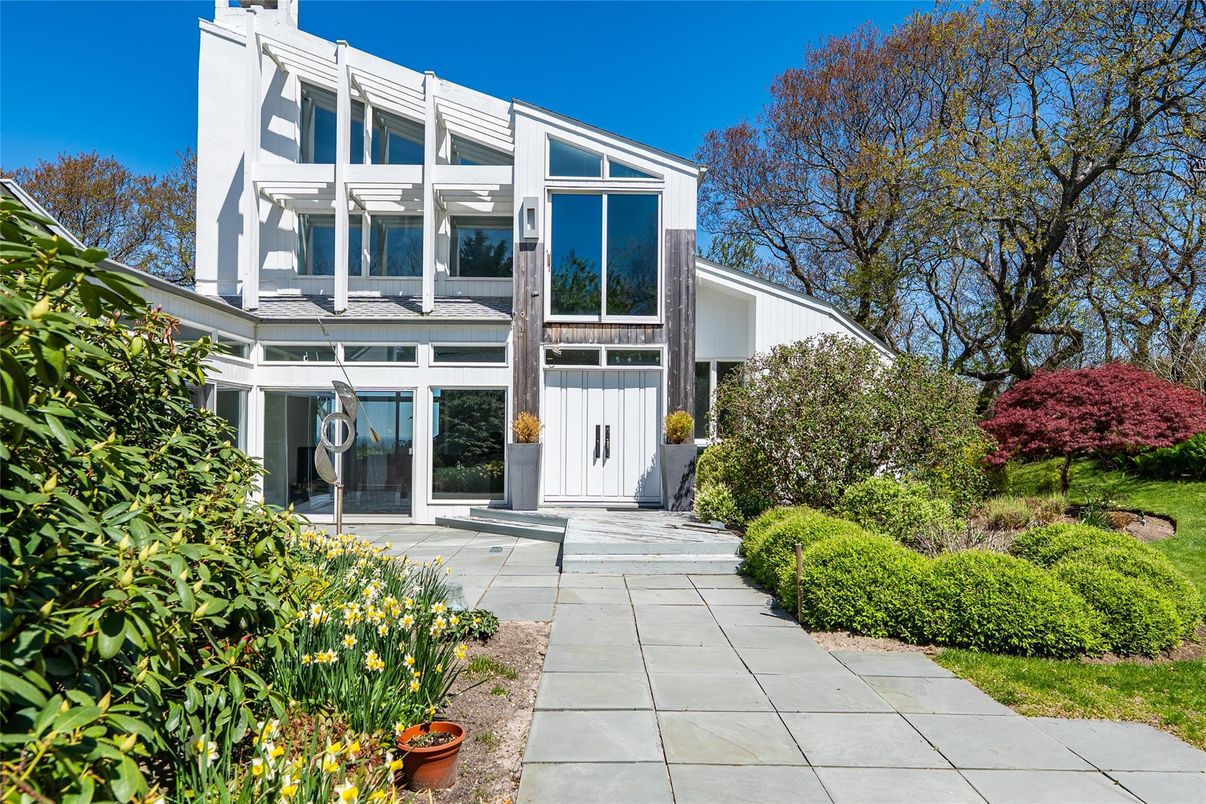 Backyard, Exterior, Facade, Modern