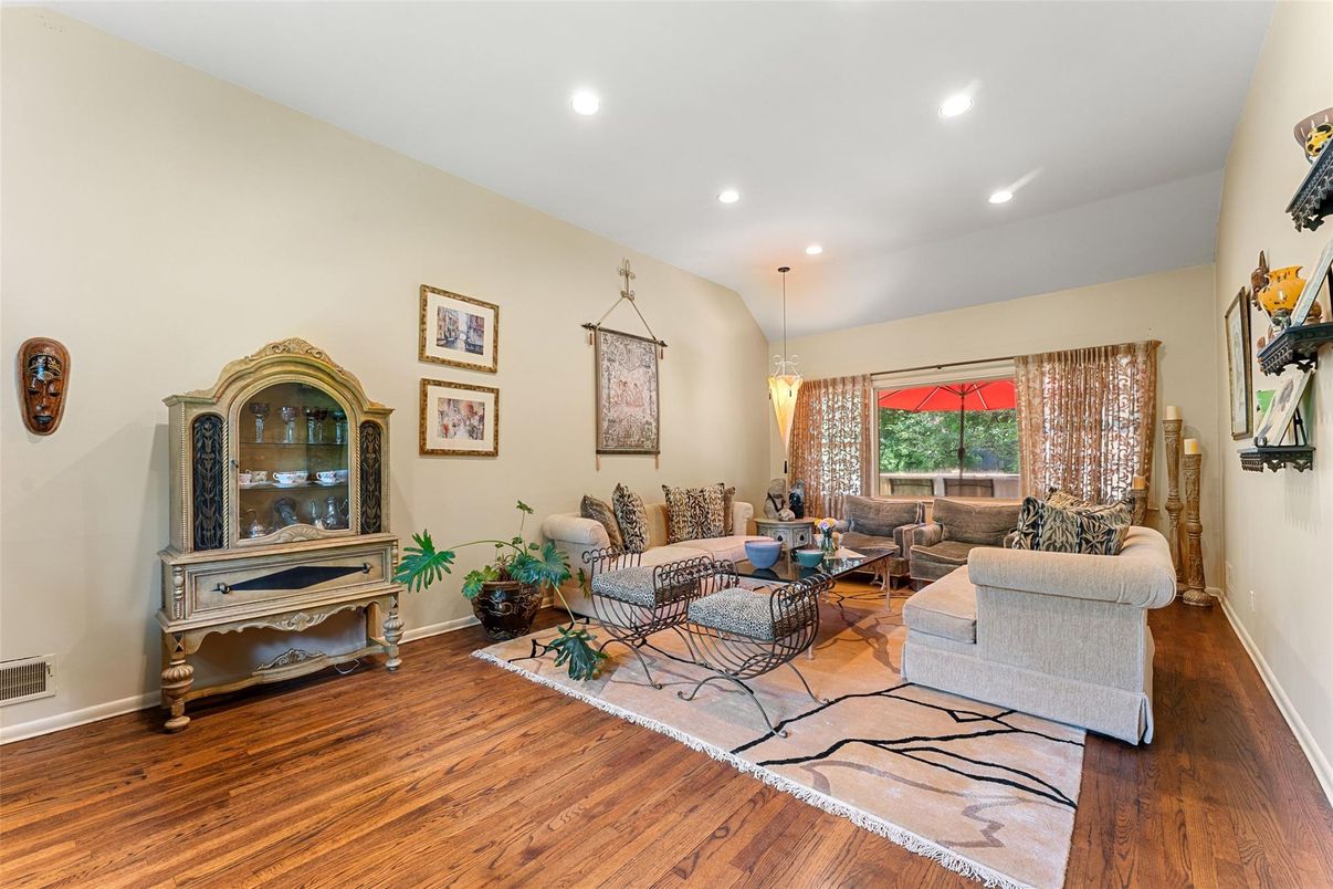 Interior, Living room, Pendant Lights, Recessed Lighting, Wood Texture Flooring