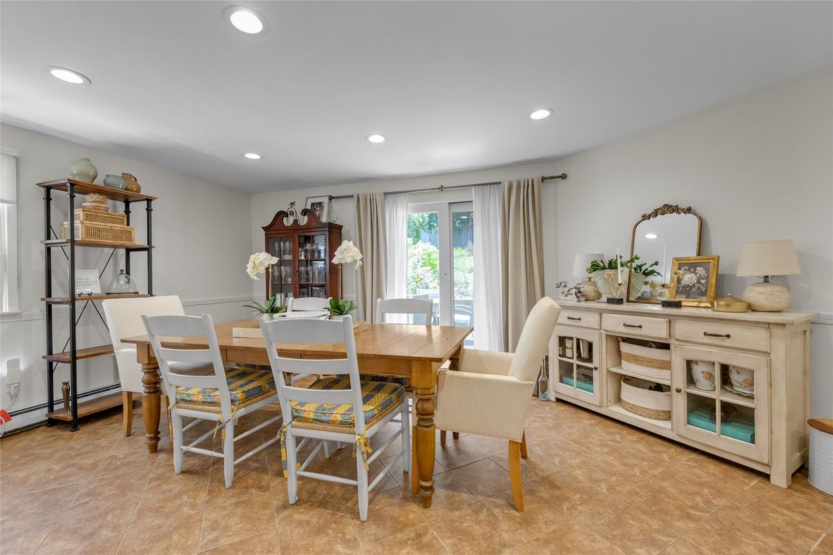 Dining room, Interior, Recessed Lighting