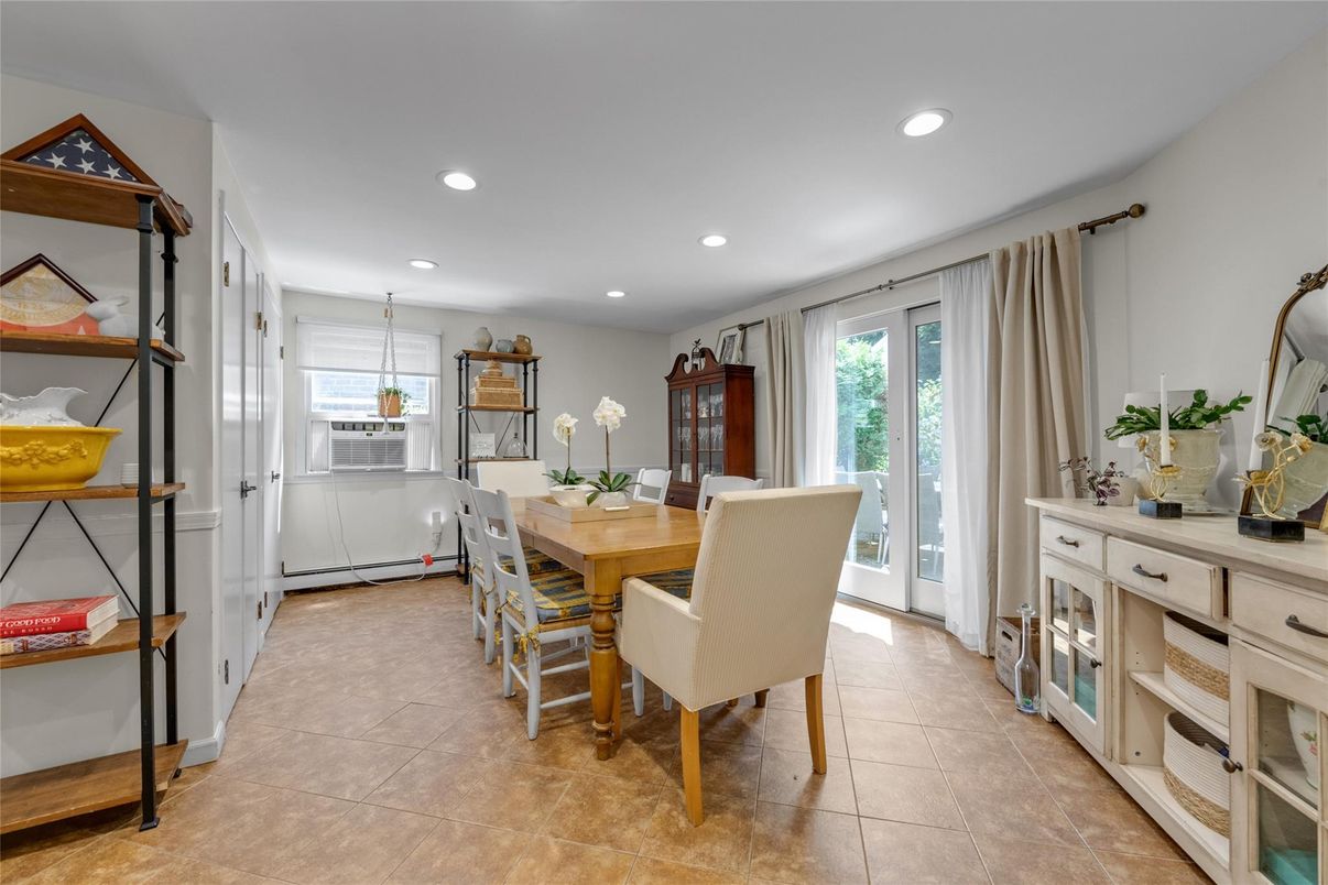 Dining room, Interior, Recessed Lighting