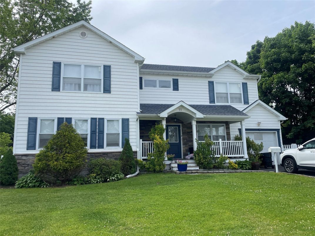 Attached, Exterior, Facade, Farmhouse