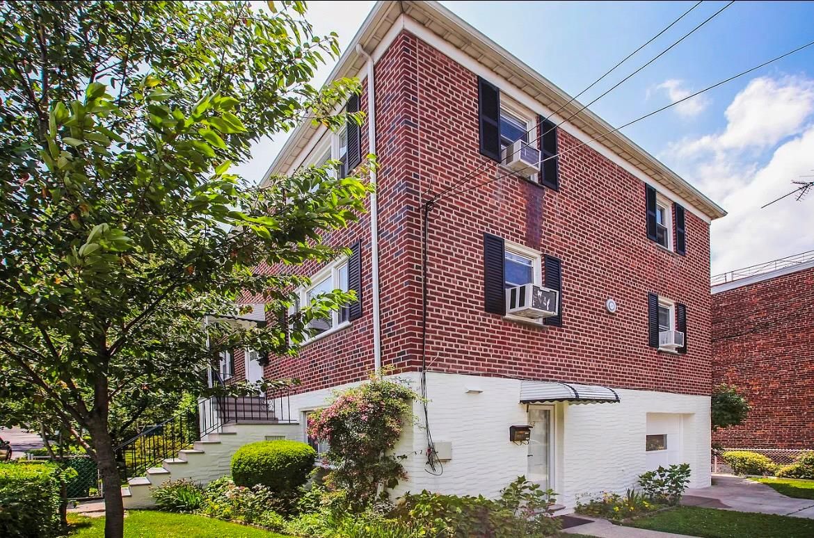 Exterior, Facade, Brick Facade, Rowhouse