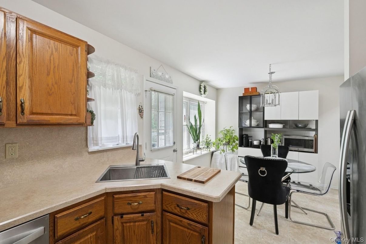 Dining room, Interior, Kitchen, Pendant Lights, Stainless Steel Appliances