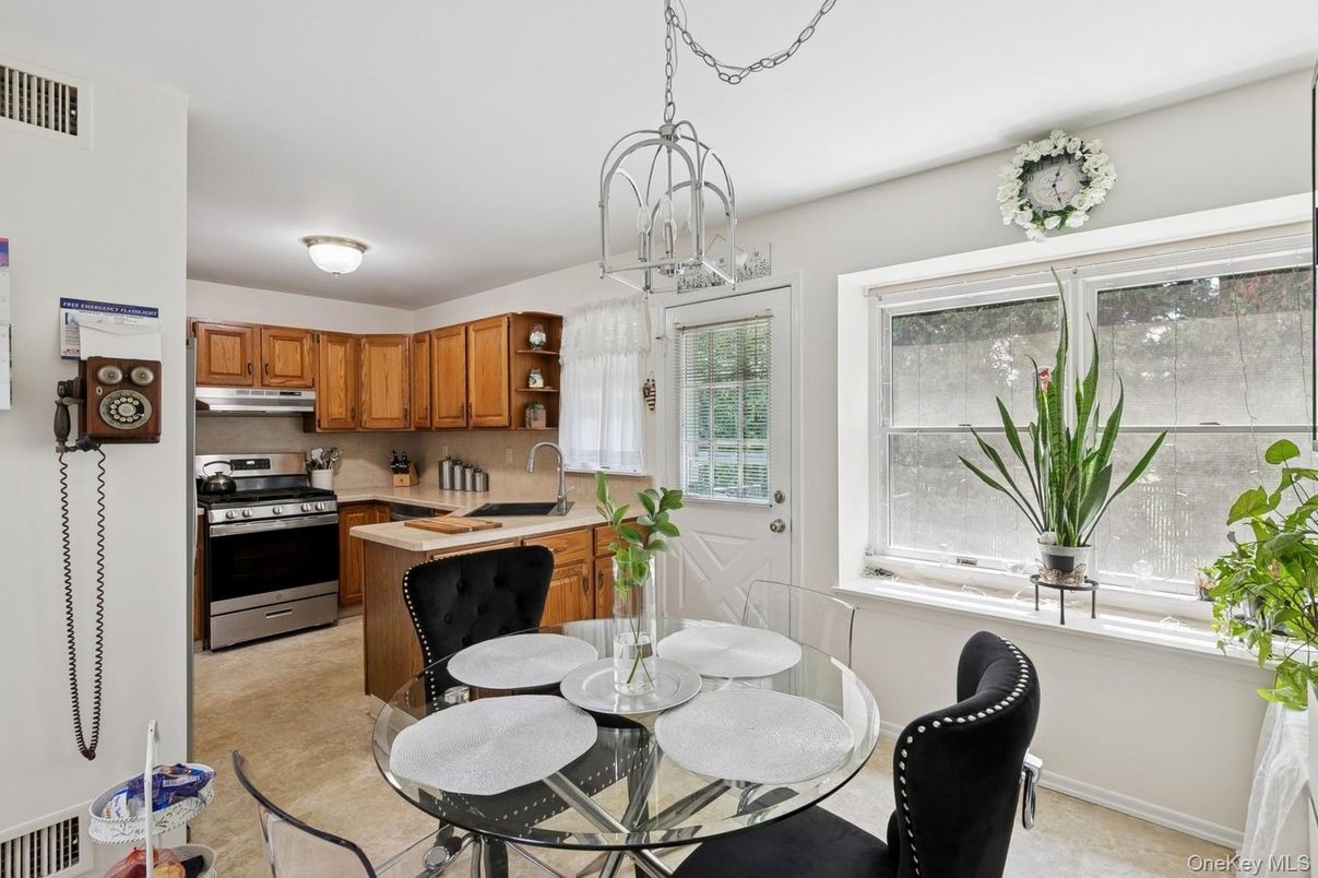 Dining room, Interior, Kitchen, Pendant Lights, Stainless Steel Appliances