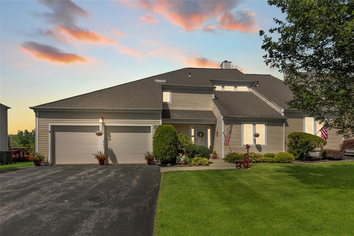 Attached, Exterior, Facade, Ranch