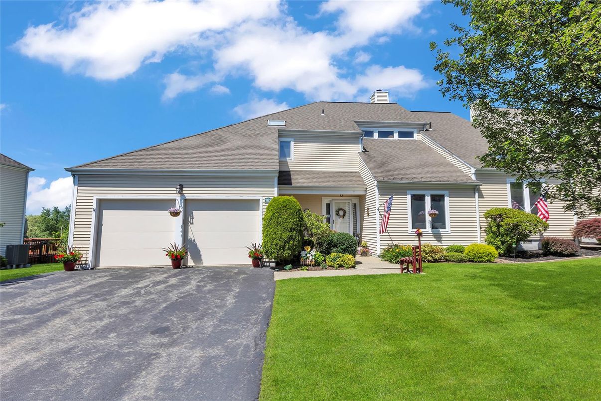 Attached, Exterior, Facade, Cape Cod