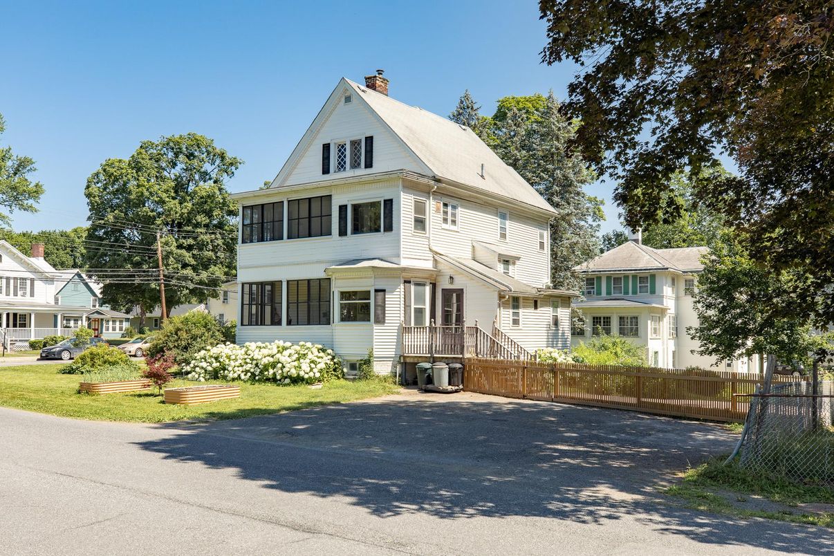 Exterior, Facade, Farmhouse