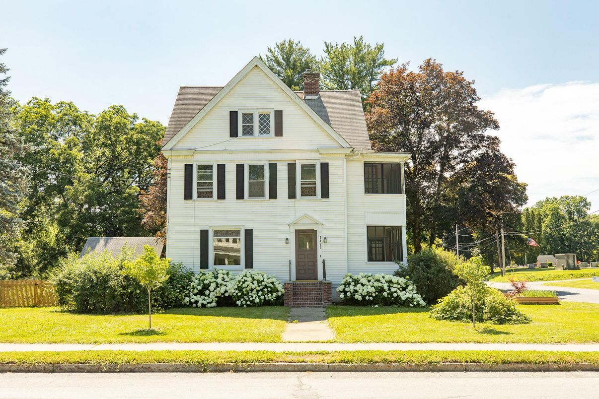Exterior, Facade, Farmhouse