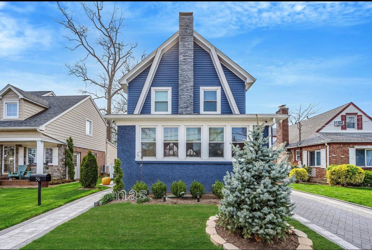 Exterior, Facade, Brick Facade, Queen Anne Victorian