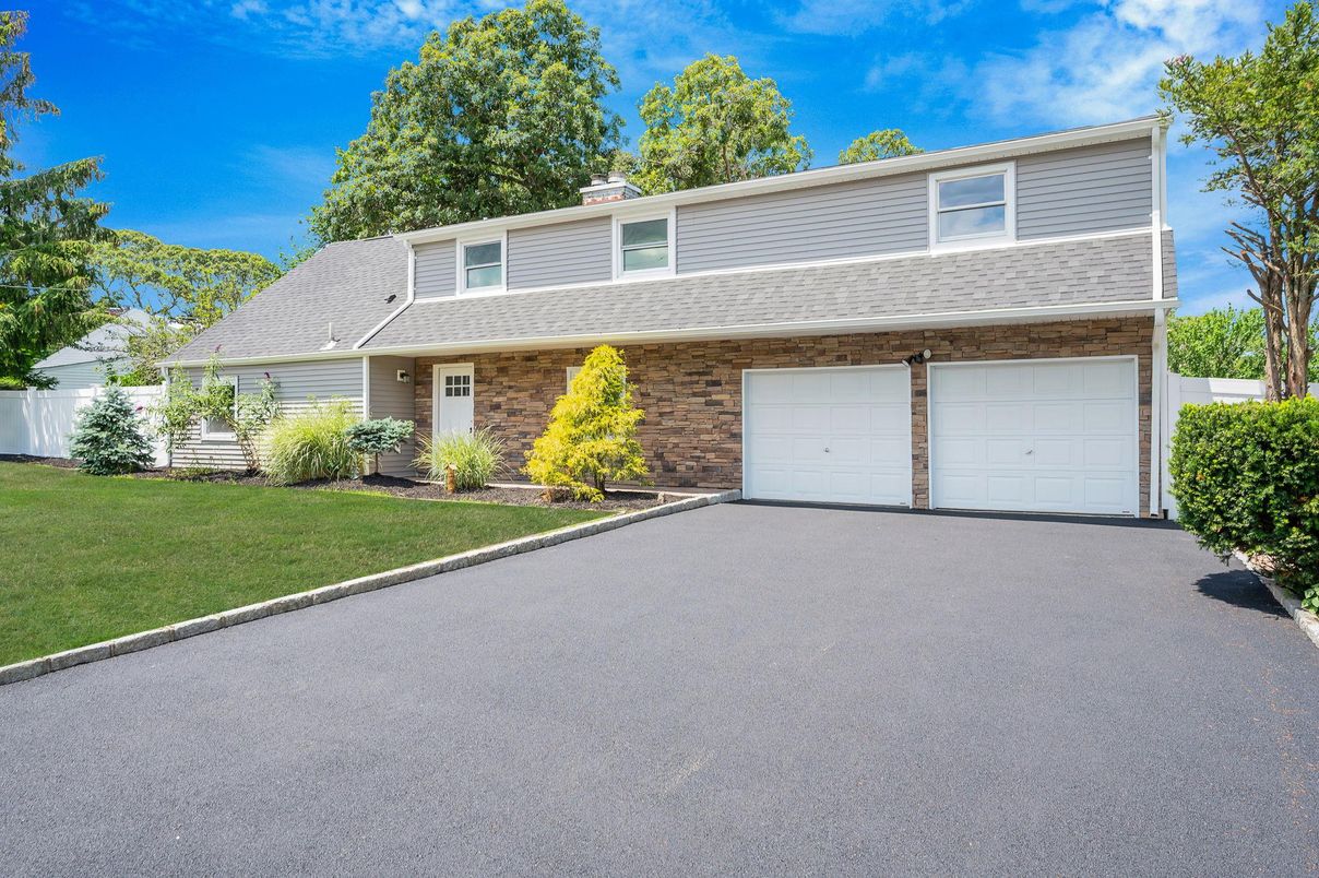 Attached, Exterior, Facade, Brick Facade, Split Level