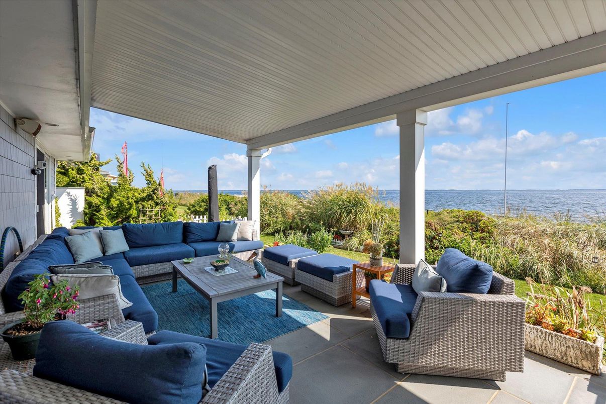 Exterior, Living room, Water