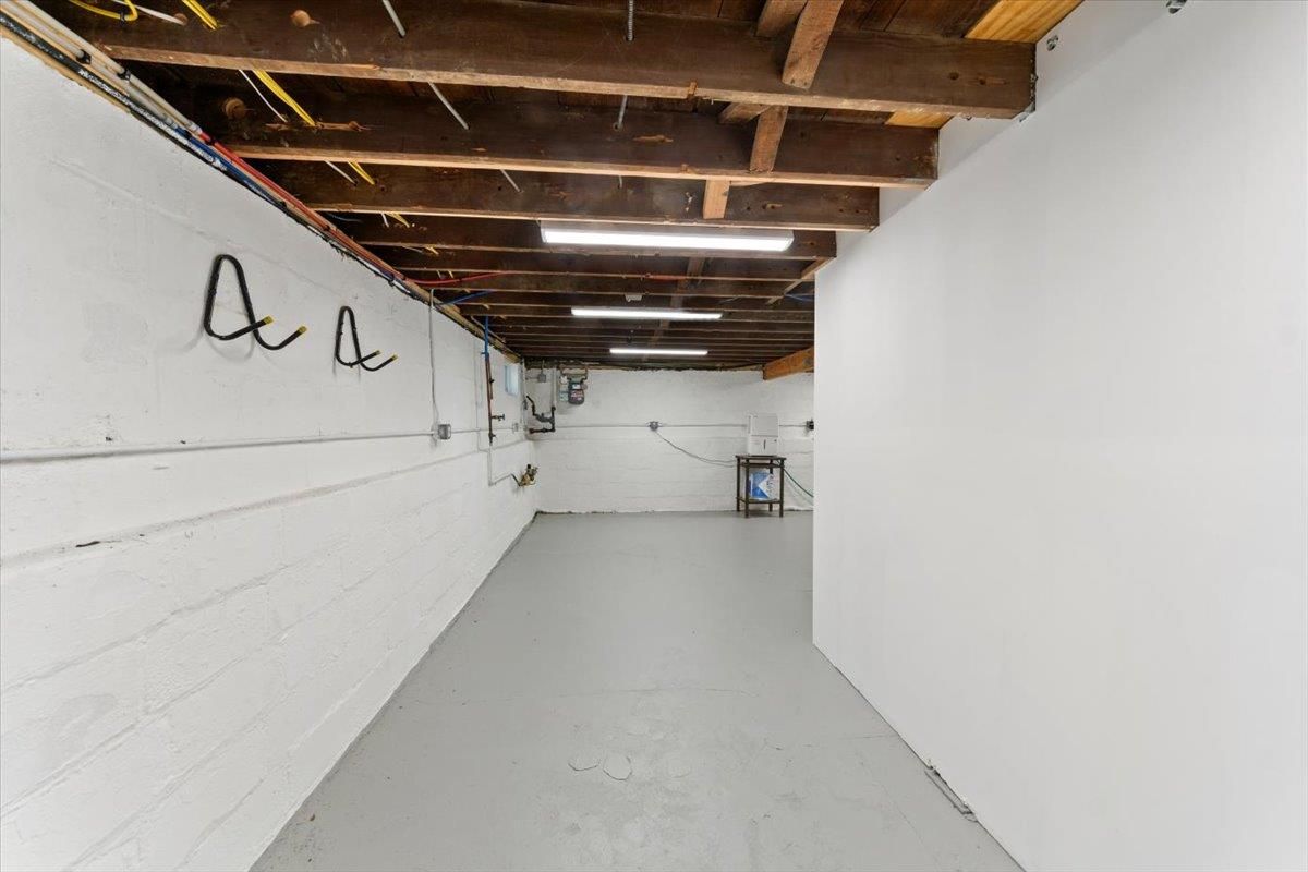 Garage, Interior, Wooden Beams
