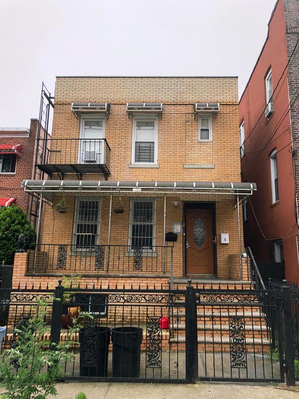Exterior, Facade, Rowhouse