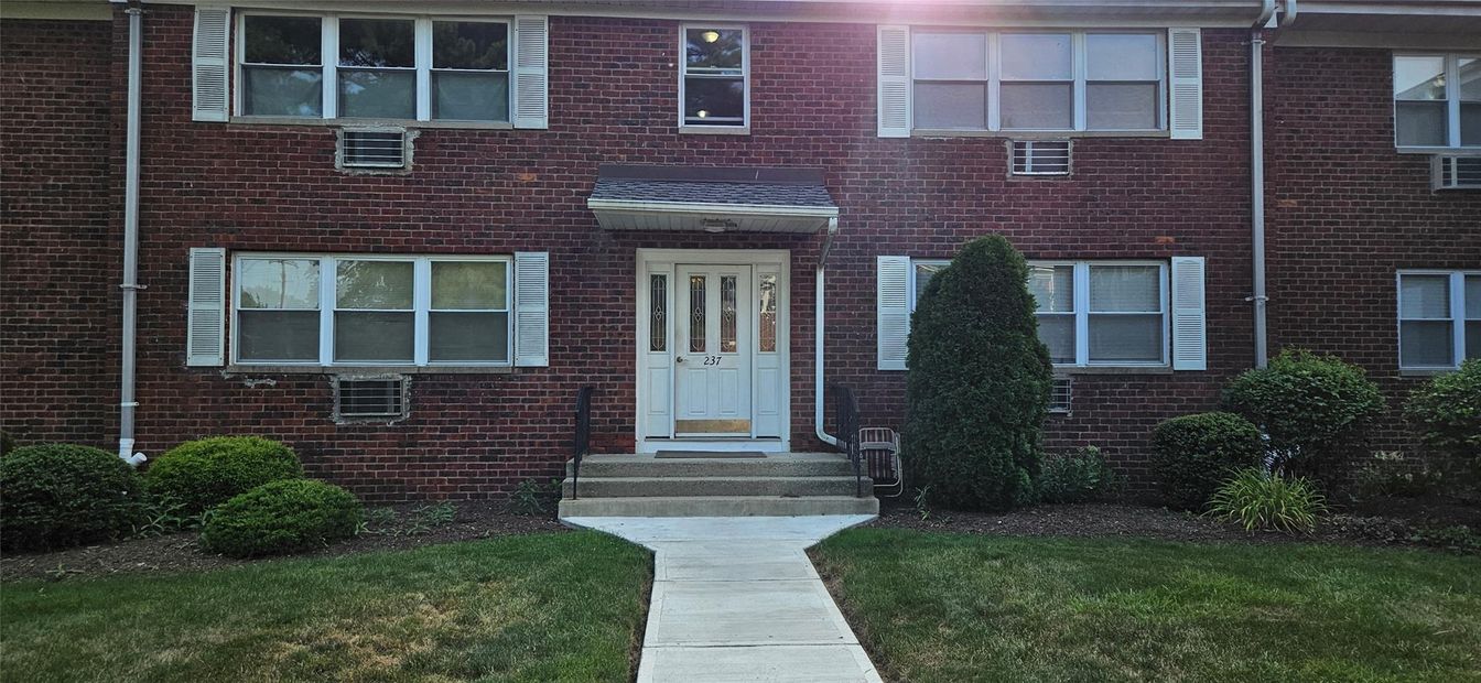 Exterior, Facade, Brick Facade, Rowhouse