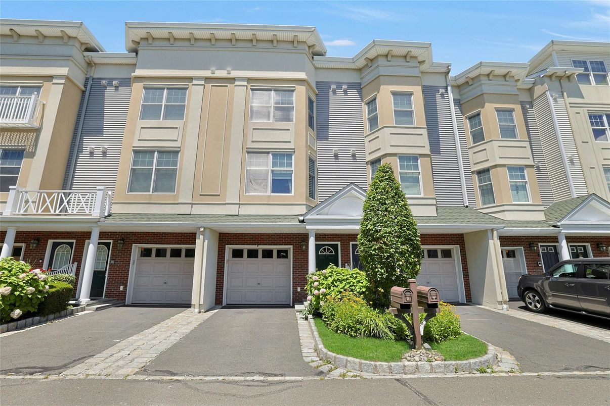 Attached, Exterior, Facade, Brick Facade, Rowhouse