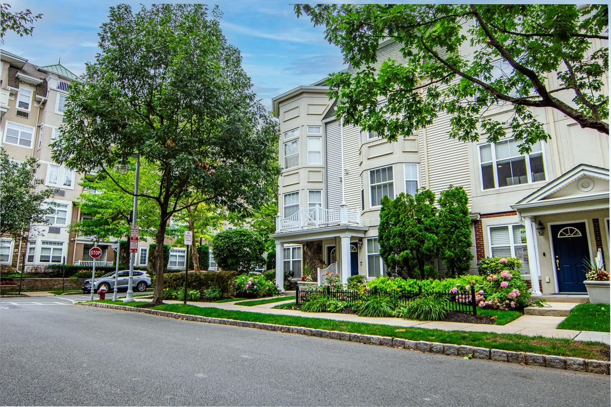 Exterior, Facade, Rowhouse