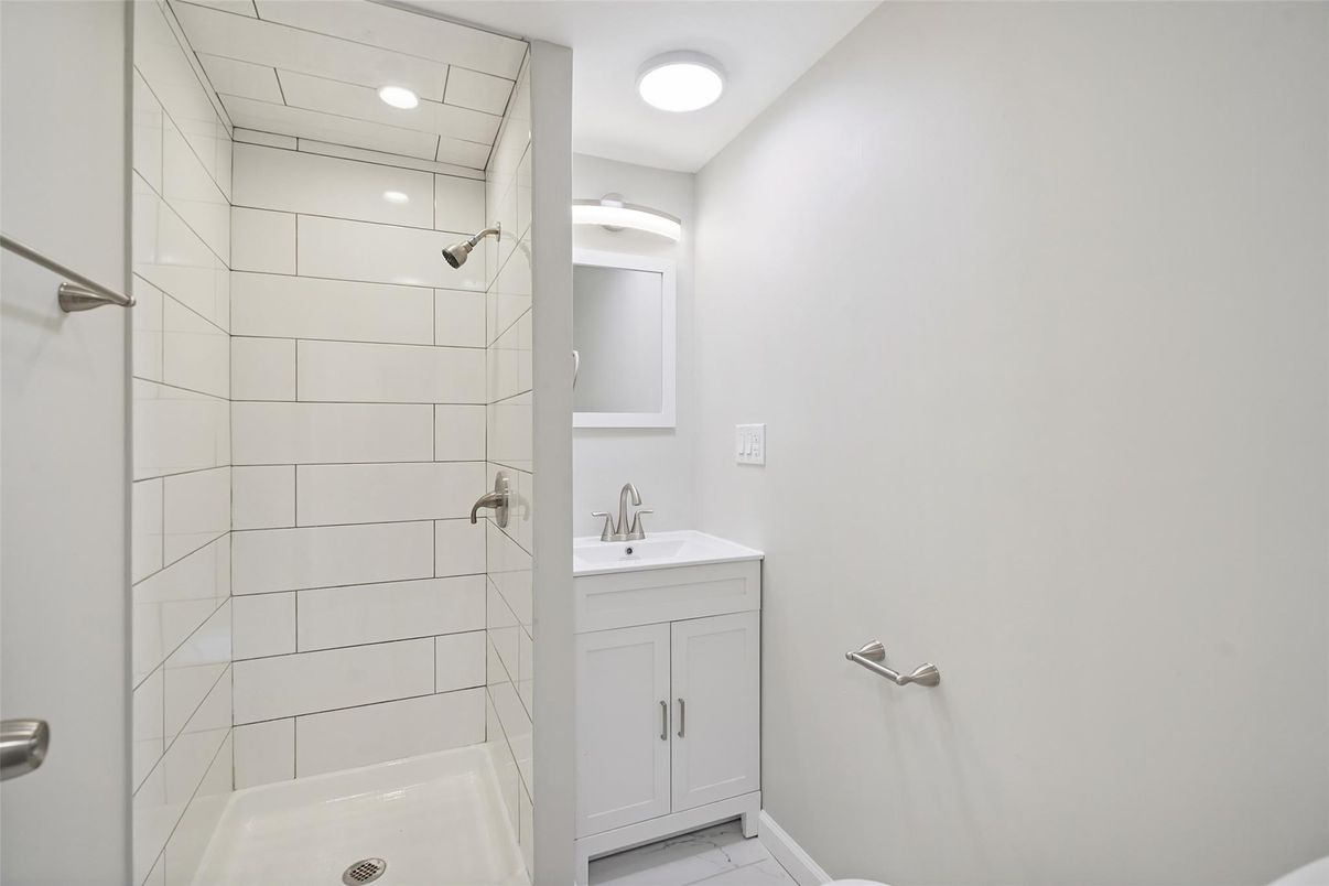 Bathroom, Interior, Recessed Lighting