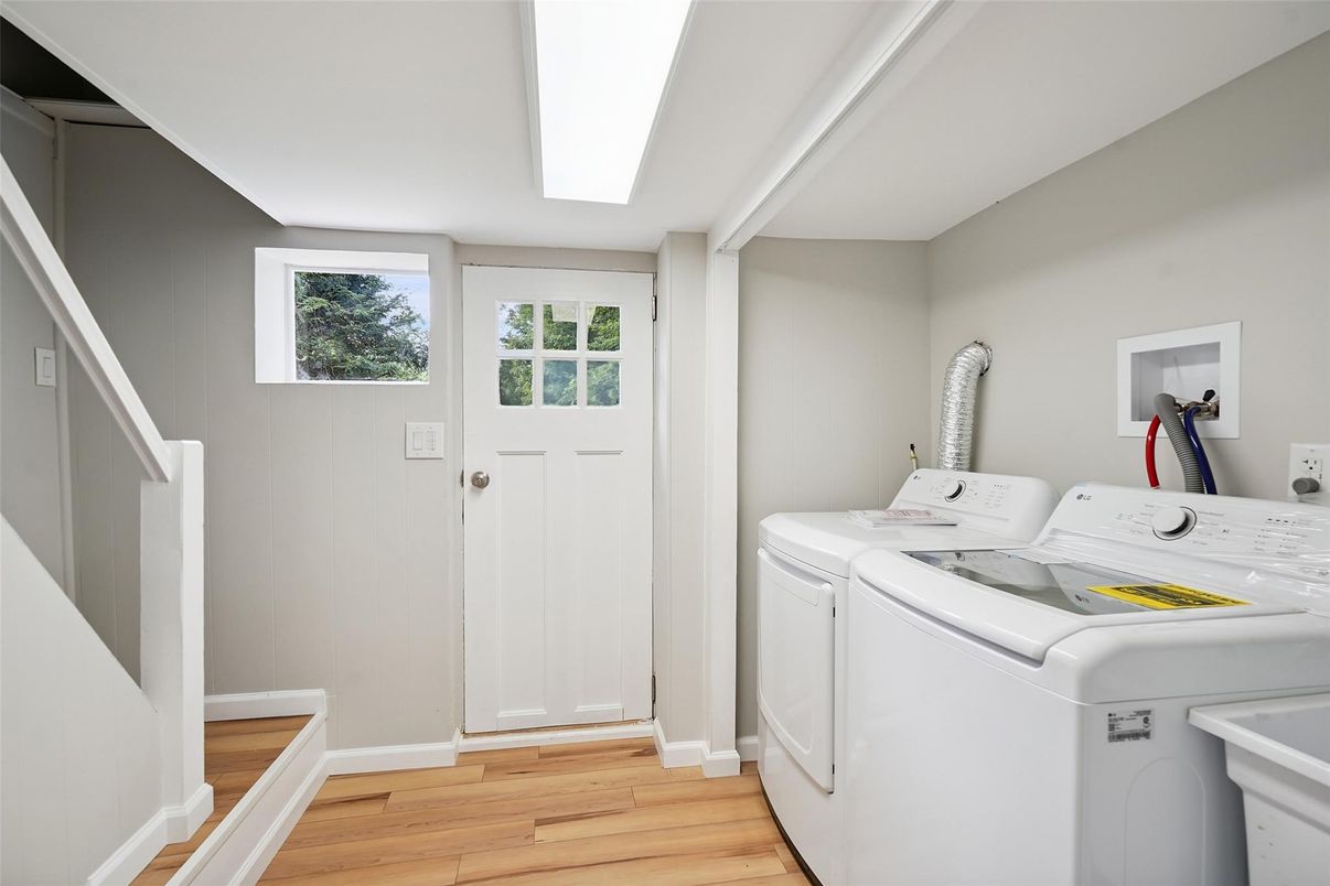 Interior, Washer, Wood Texture Flooring