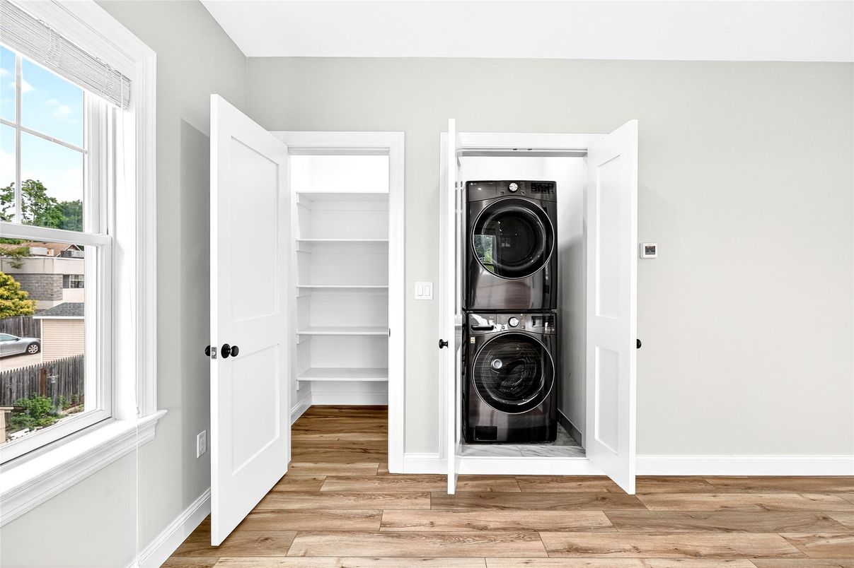 Interior, Utility Closets, Washer, Wood Texture Flooring
