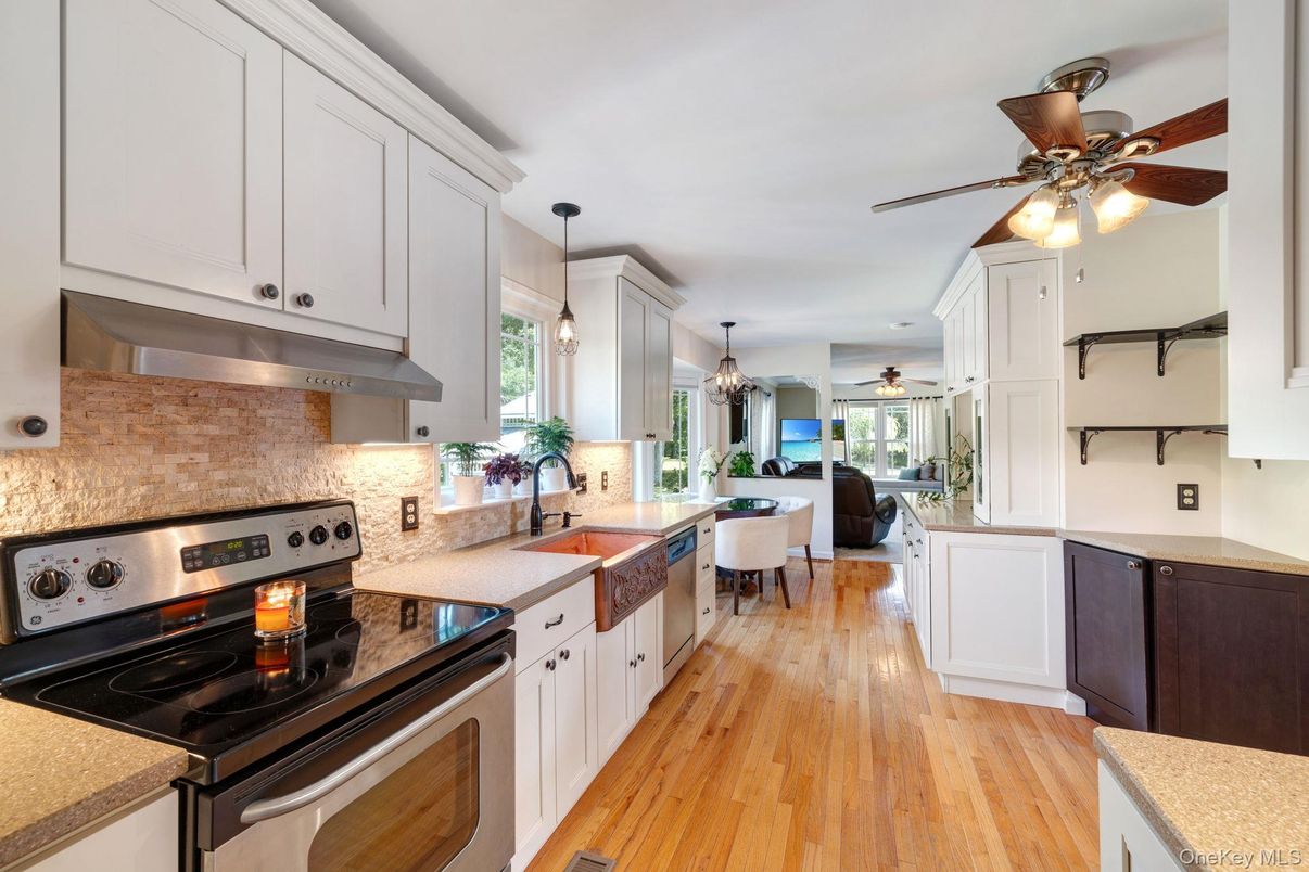 Dining room, Interior, Kitchen, Pendant Lights, Recessed Lighting, Stainless Steel Appliances, Wood Texture Flooring