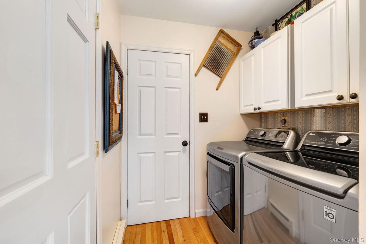 Interior, Washer, Wood Texture Flooring