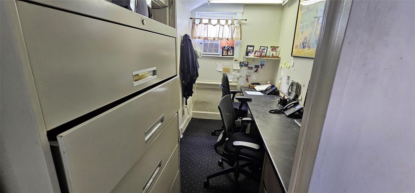 Home Office, Interior