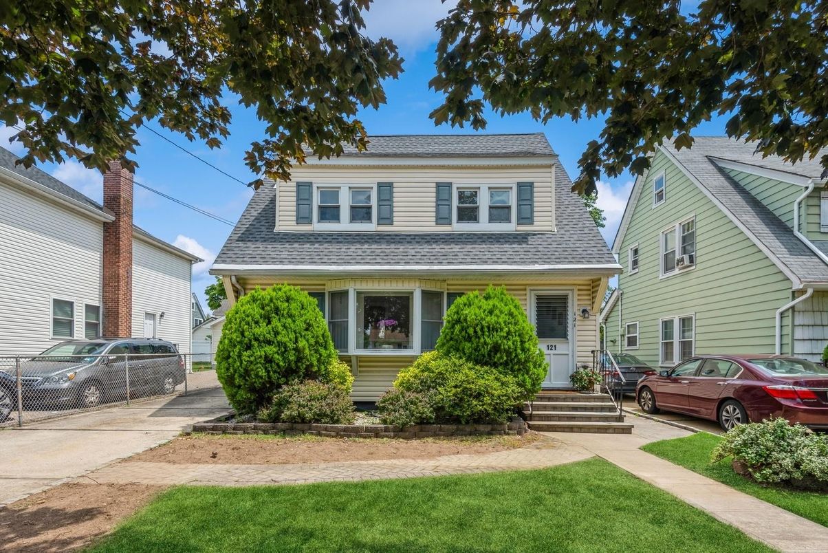 Exterior, Facade, Cape Cod