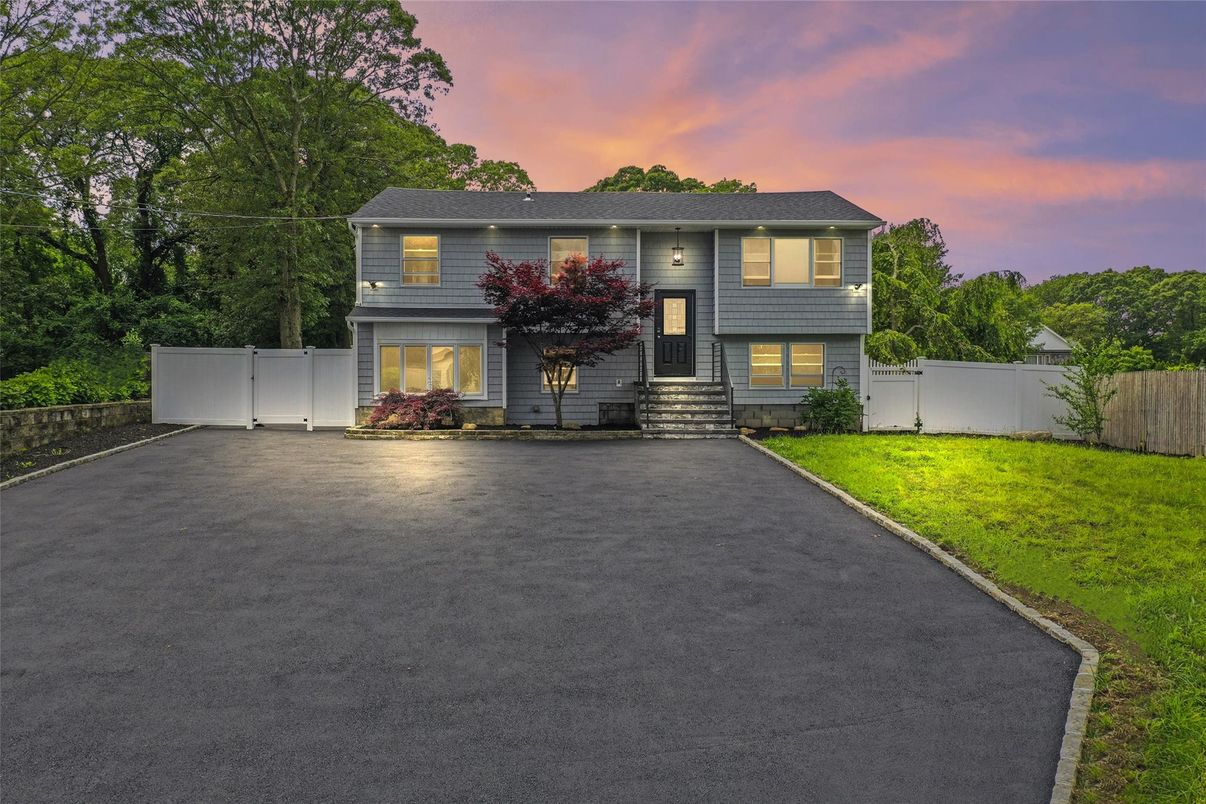 Backyard, Exterior, Facade, Raised Ranch