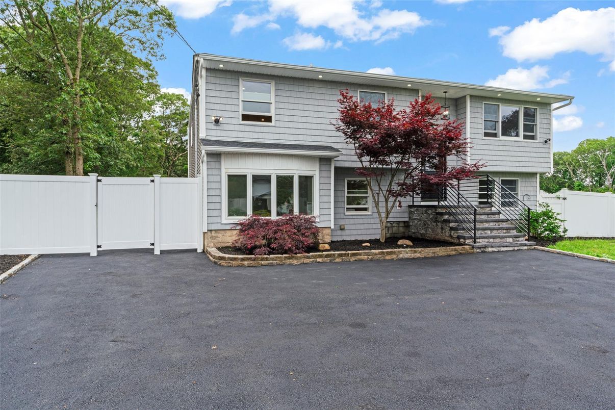 Exterior, Facade, Raised Ranch