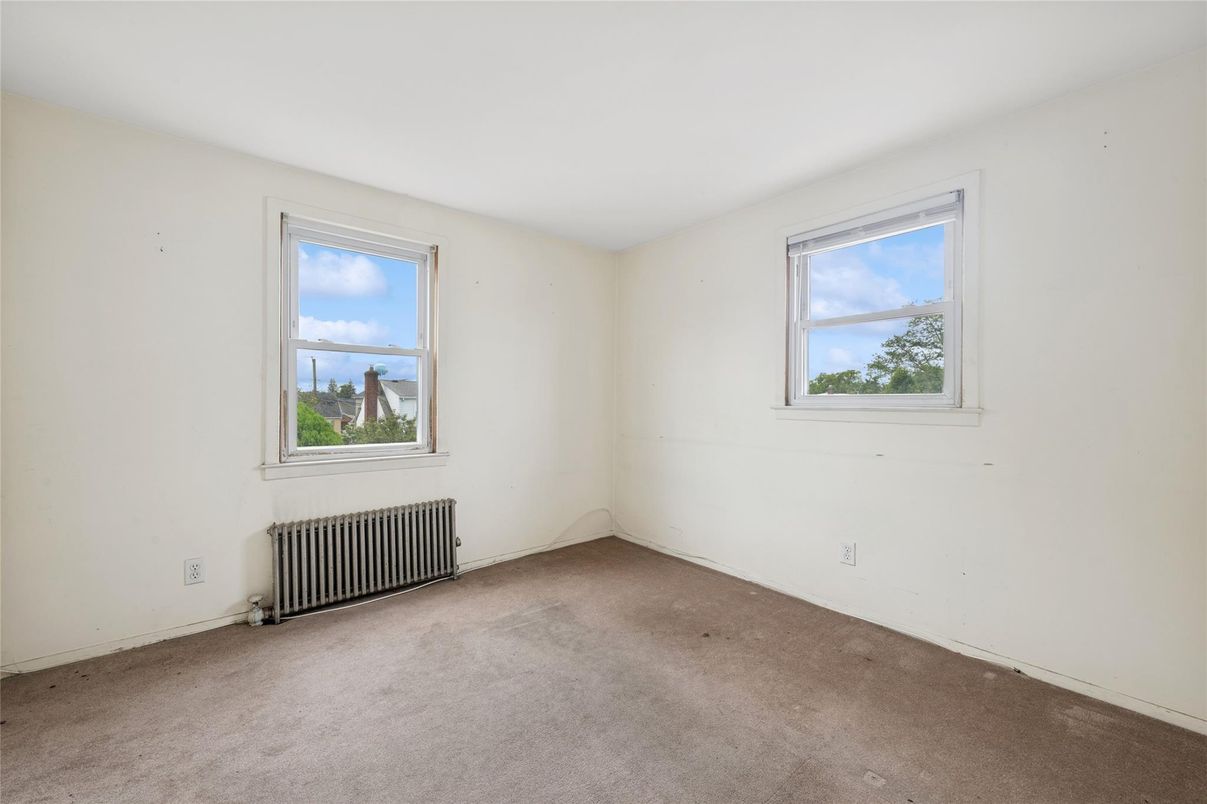 Empty room, Interior