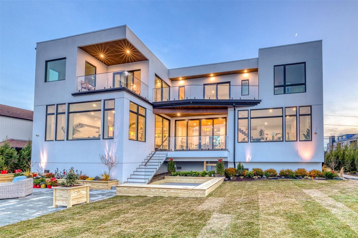 Backyard, Exterior, Facade, Modern