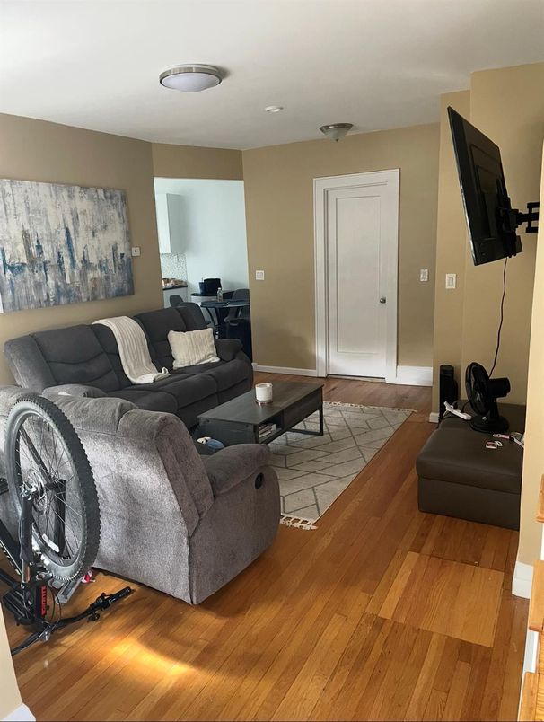 Fitness Equipment, Interior, Living room, Recessed Lighting, Wood Texture Flooring